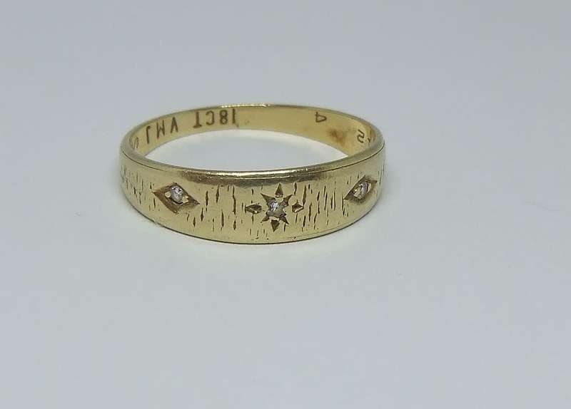 WOW !! A CLASSIC & BEAUTIFUL VINTAGE SOLID 18CT GOLD RING SET WITH THREE FACETED DIAMONDS !!