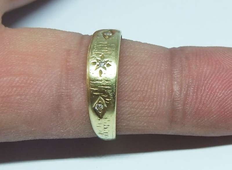 WOW !! A CLASSIC & BEAUTIFUL VINTAGE SOLID 18CT GOLD RING SET WITH THREE FACETED DIAMONDS !!