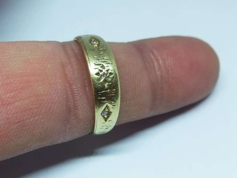 WOW !! A CLASSIC & BEAUTIFUL VINTAGE SOLID 18CT GOLD RING SET WITH THREE FACETED DIAMONDS !!
