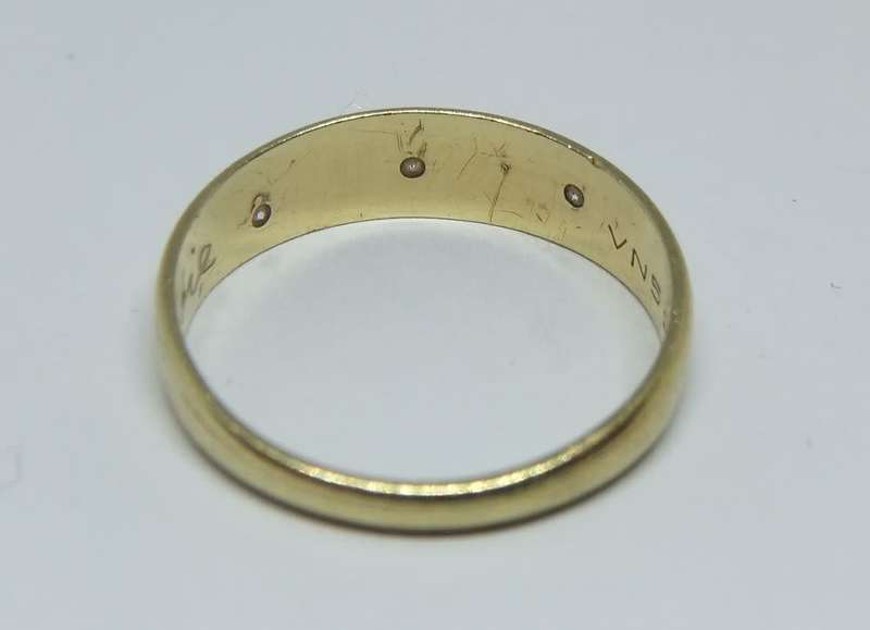 WOW !! A CLASSIC & BEAUTIFUL VINTAGE SOLID 18CT GOLD RING SET WITH THREE FACETED DIAMONDS !!