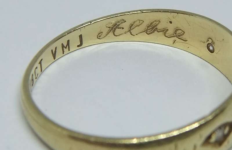 WOW !! A CLASSIC & BEAUTIFUL VINTAGE SOLID 18CT GOLD RING SET WITH THREE FACETED DIAMONDS !!