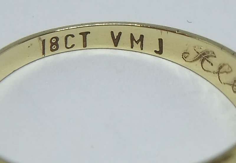 WOW !! A CLASSIC & BEAUTIFUL VINTAGE SOLID 18CT GOLD RING SET WITH THREE FACETED DIAMONDS !!