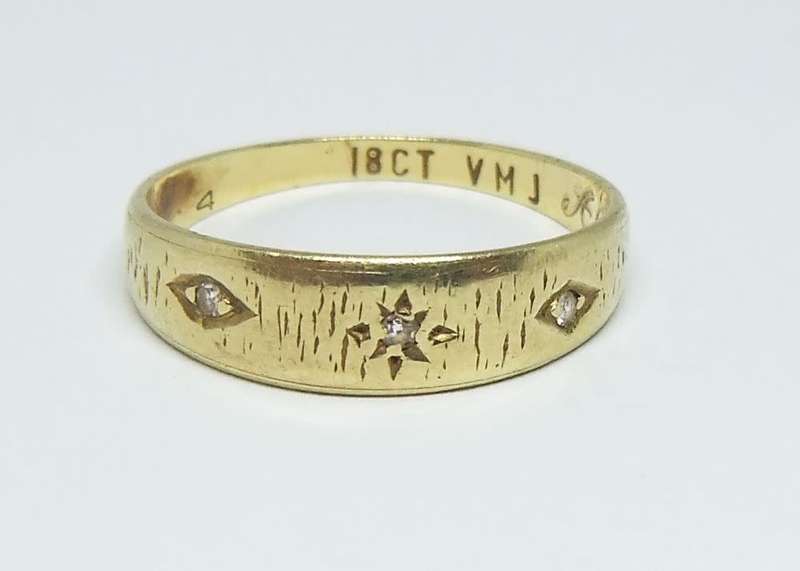 WOW !! A CLASSIC & BEAUTIFUL VINTAGE SOLID 18CT GOLD RING SET WITH THREE FACETED DIAMONDS !!