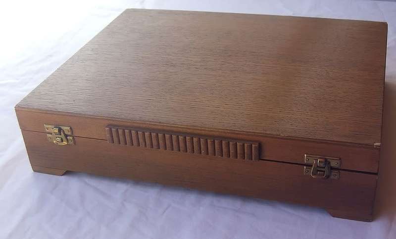 COOL DEAL !! OVER 100 PIECES OF VINTAGE / ANTIQUE CUTLERY IN AN OLD ART DECO WOODEN CANTEEN BOX !!