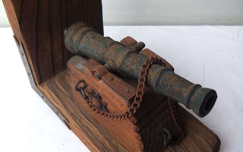 SO RUSTIC !! ONE VINTAGE WOODEN BOOKEND WITH PATTERNED METAL CANNON !! AS A DESKPIECE OR PROJECT !!