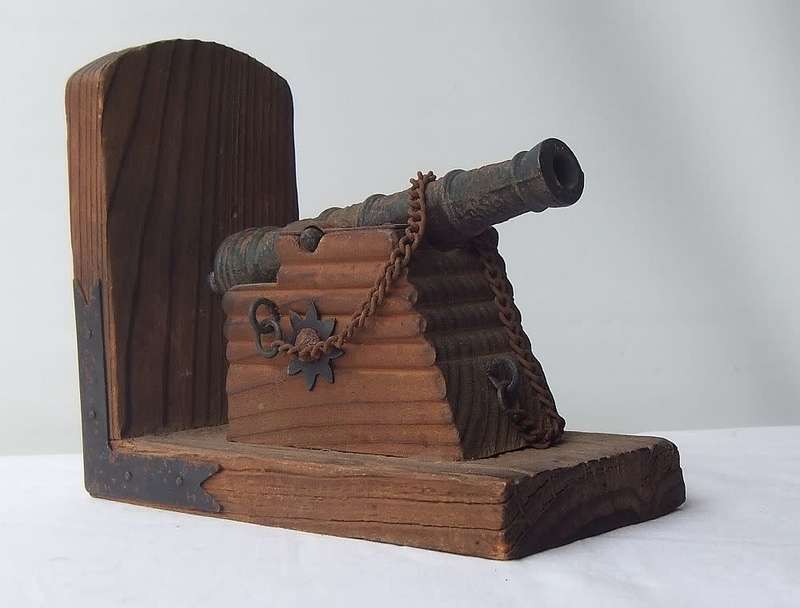 SO RUSTIC !! ONE VINTAGE WOODEN BOOKEND WITH PATTERNED METAL CANNON !! AS A DESKPIECE OR PROJECT !!