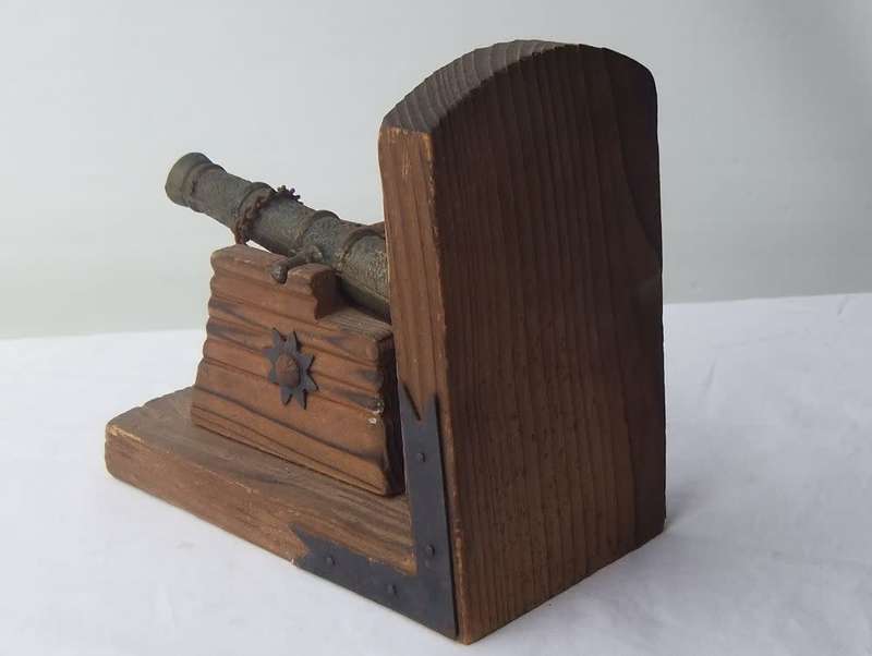 SO RUSTIC !! ONE VINTAGE WOODEN BOOKEND WITH PATTERNED METAL CANNON !! AS A DESKPIECE OR PROJECT !!