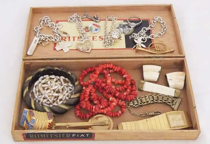 SWEET DEAL !! A FEW ODD & PRETTY COLLECTABLES IN A VINTAGE CIGAR BOX !! MUST SEE !! GOOD VALUE !!