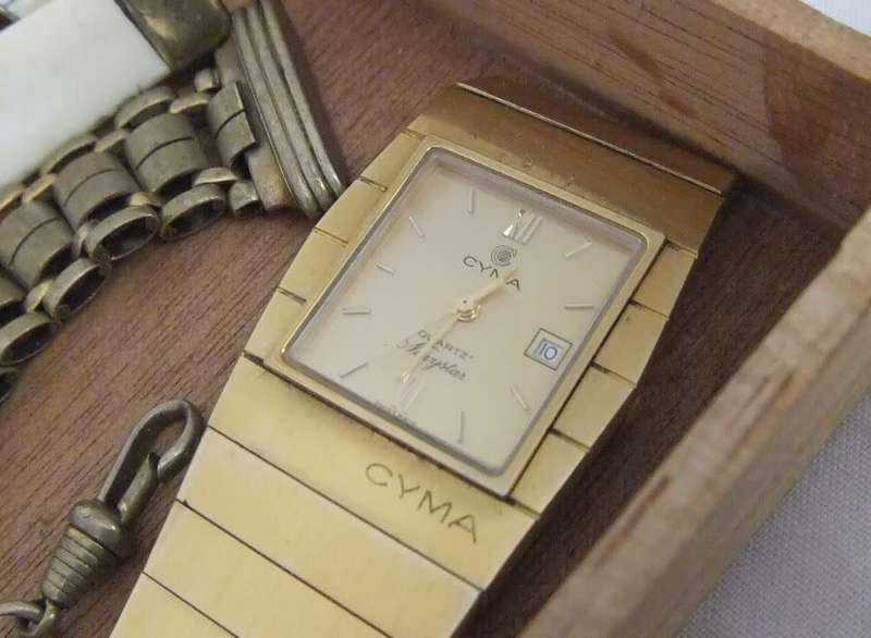 SWEET DEAL !! A FEW ODD & PRETTY COLLECTABLES IN A VINTAGE CIGAR BOX !! MUST SEE !! GOOD VALUE !!