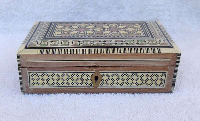 WOW !! A BEAUTIFUL VINTAGE WOODEN JEWELRY BOX INLAYED WITH GENUINE ABALONE AND BONE !! QUALITY !!