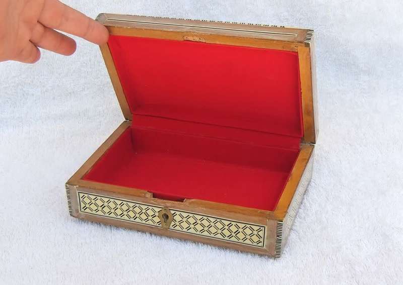 WOW !! A BEAUTIFUL VINTAGE WOODEN JEWELRY BOX INLAYED WITH GENUINE ABALONE AND BONE !! QUALITY !!