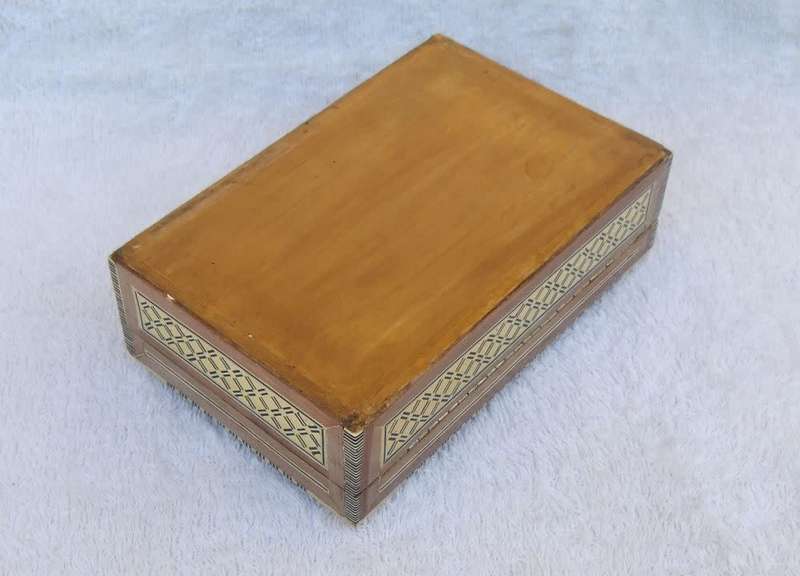WOW !! A BEAUTIFUL VINTAGE WOODEN JEWELRY BOX INLAYED WITH GENUINE ABALONE AND BONE !! QUALITY !!