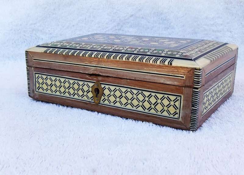 WOW !! A BEAUTIFUL VINTAGE WOODEN JEWELRY BOX INLAYED WITH GENUINE ABALONE AND BONE !! QUALITY !!