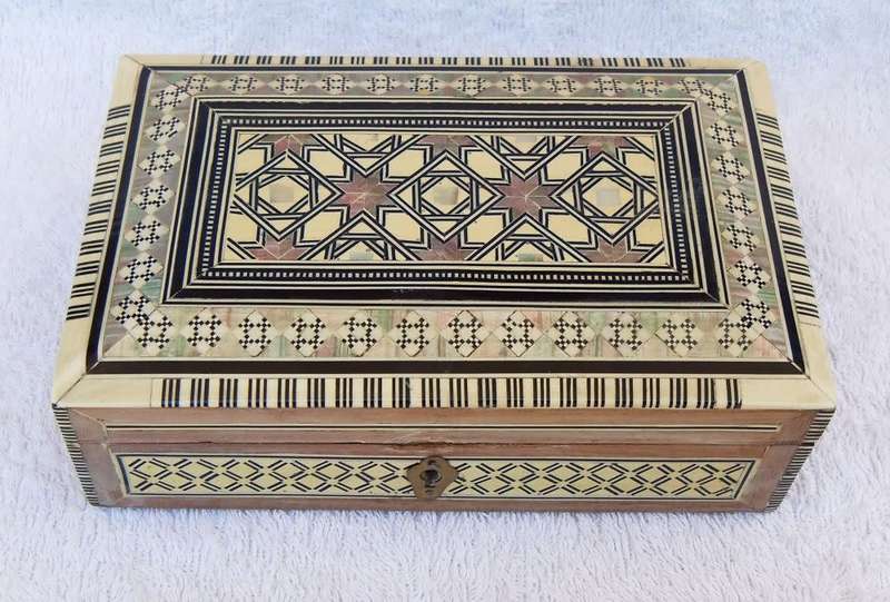 WOW !! A BEAUTIFUL VINTAGE WOODEN JEWELRY BOX INLAYED WITH GENUINE ABALONE AND BONE !! QUALITY !!
