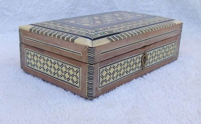 WOW !! A BEAUTIFUL VINTAGE WOODEN JEWELRY BOX INLAYED WITH GENUINE ABALONE AND BONE !! QUALITY !!