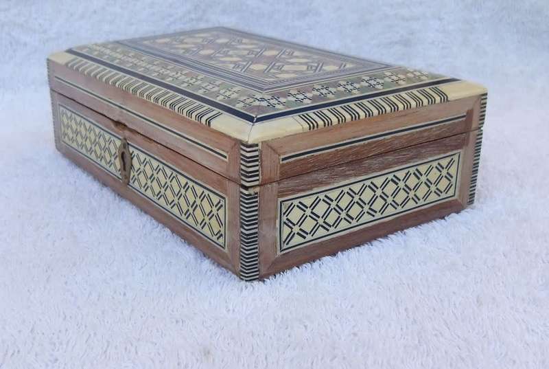 WOW !! A BEAUTIFUL VINTAGE WOODEN JEWELRY BOX INLAYED WITH GENUINE ABALONE AND BONE !! QUALITY !!