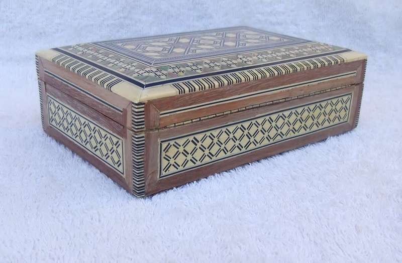WOW !! A BEAUTIFUL VINTAGE WOODEN JEWELRY BOX INLAYED WITH GENUINE ABALONE AND BONE !! QUALITY !!