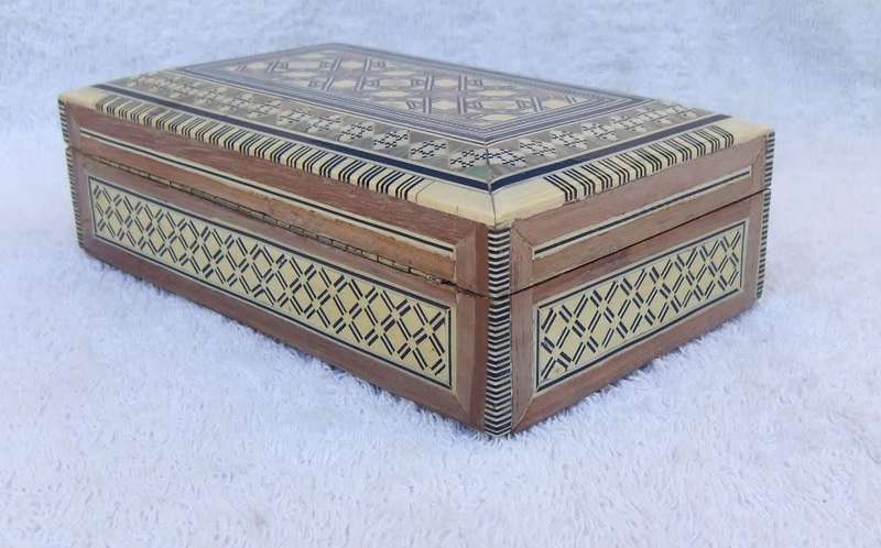 WOW !! A BEAUTIFUL VINTAGE WOODEN JEWELRY BOX INLAYED WITH GENUINE ABALONE AND BONE !! QUALITY !!