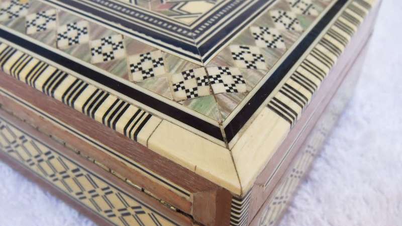 WOW !! A BEAUTIFUL VINTAGE WOODEN JEWELRY BOX INLAYED WITH GENUINE ABALONE AND BONE !! QUALITY !!