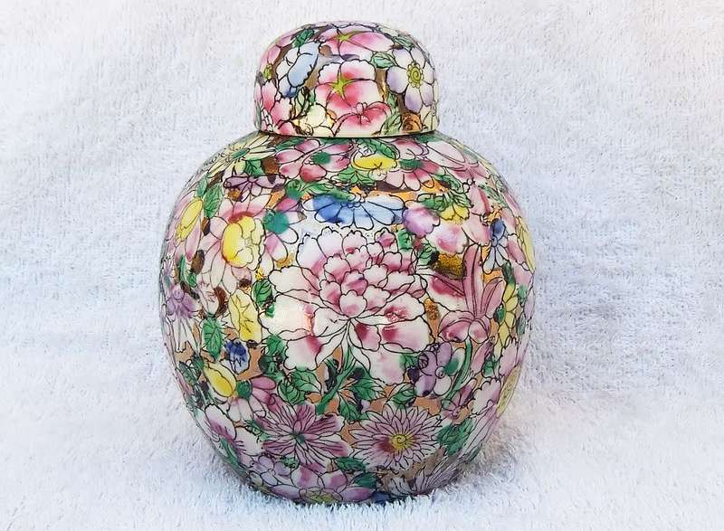 A SUPERB VINTAGE HAND PAINTED CHINESE GINGER JAR WITH GOLDEN BACKGROUND AND MAKERS STAMP TO BASE !!