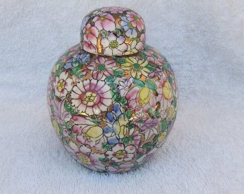 A SUPERB VINTAGE HAND PAINTED CHINESE GINGER JAR WITH GOLDEN BACKGROUND AND MAKERS STAMP TO BASE !!