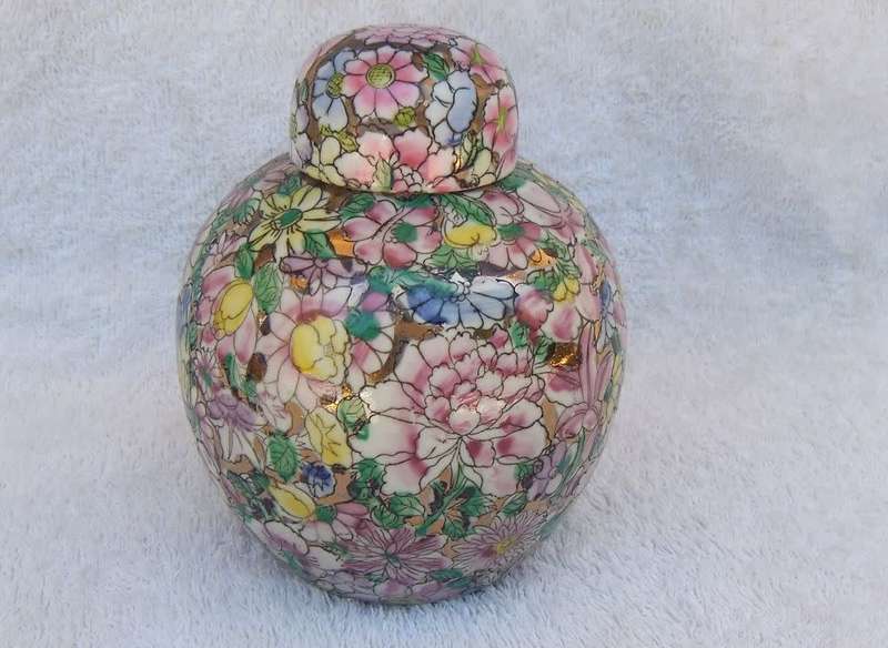 A SUPERB VINTAGE HAND PAINTED CHINESE GINGER JAR WITH GOLDEN BACKGROUND AND MAKERS STAMP TO BASE !!