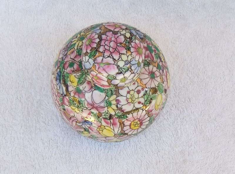 A SUPERB VINTAGE HAND PAINTED CHINESE GINGER JAR WITH GOLDEN BACKGROUND AND MAKERS STAMP TO BASE !!