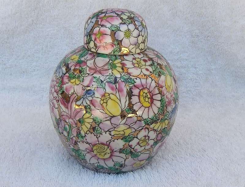 A SUPERB VINTAGE HAND PAINTED CHINESE GINGER JAR WITH GOLDEN BACKGROUND AND MAKERS STAMP TO BASE !!