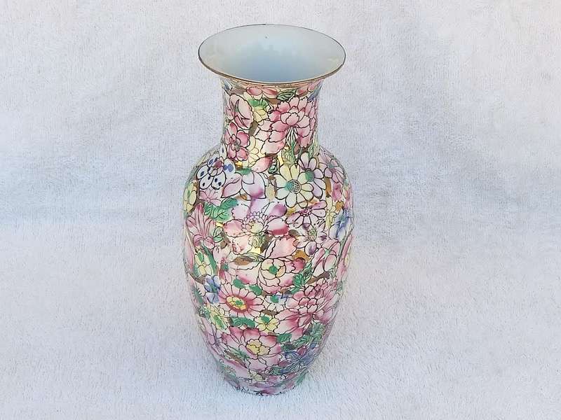 A MAGNIFICENT VINTAGE CHINESE HAND PAINTED VASE WITH GOLDEN BACKGROUND AND MAKERS STAMP TO BASE !!