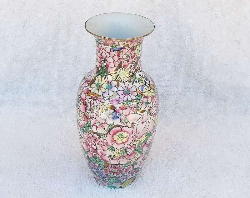 A MAGNIFICENT VINTAGE CHINESE HAND PAINTED VASE WITH GOLDEN BACKGROUND AND MAKERS STAMP TO BASE !!