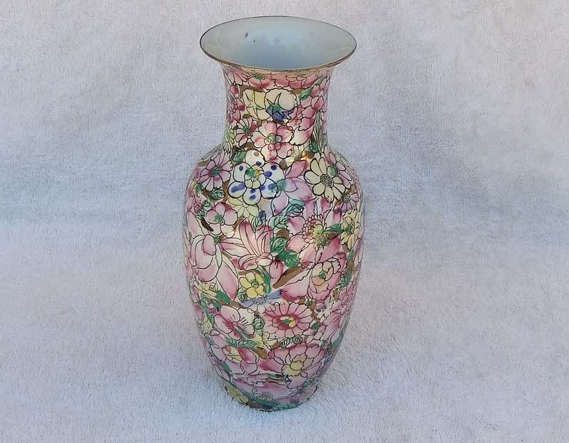 A MAGNIFICENT VINTAGE CHINESE HAND PAINTED VASE WITH GOLDEN BACKGROUND AND MAKERS STAMP TO BASE !!