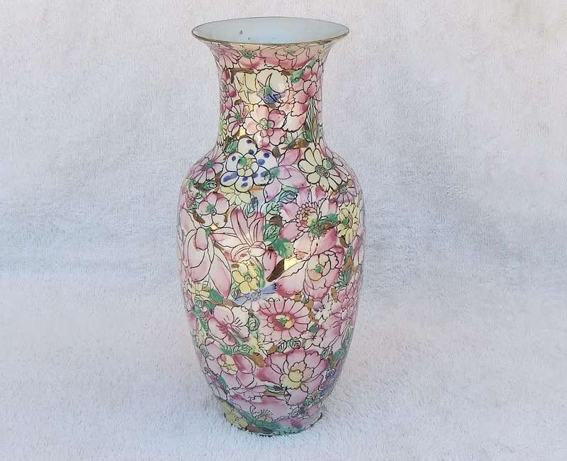 A MAGNIFICENT VINTAGE CHINESE HAND PAINTED VASE WITH GOLDEN BACKGROUND AND MAKERS STAMP TO BASE !!