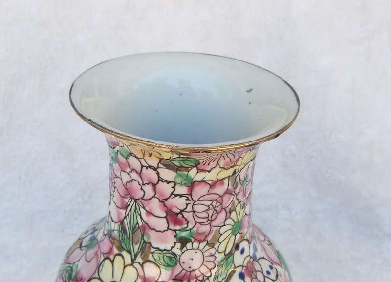 A MAGNIFICENT VINTAGE CHINESE HAND PAINTED VASE WITH GOLDEN BACKGROUND AND MAKERS STAMP TO BASE !!