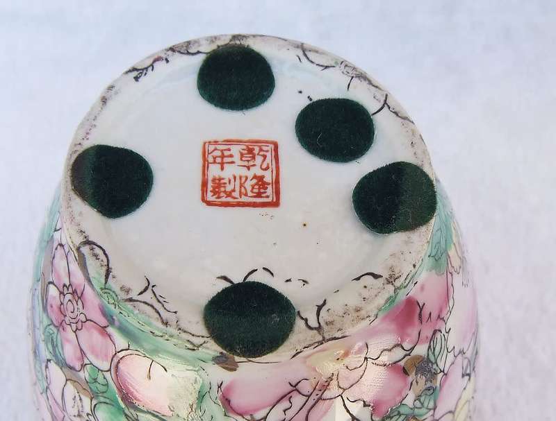 A MAGNIFICENT VINTAGE CHINESE HAND PAINTED VASE WITH GOLDEN BACKGROUND AND MAKERS STAMP TO BASE !!