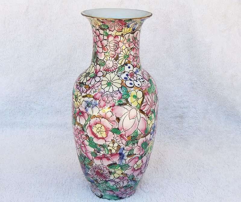 A MAGNIFICENT VINTAGE CHINESE HAND PAINTED VASE WITH GOLDEN BACKGROUND AND MAKERS STAMP TO BASE !!