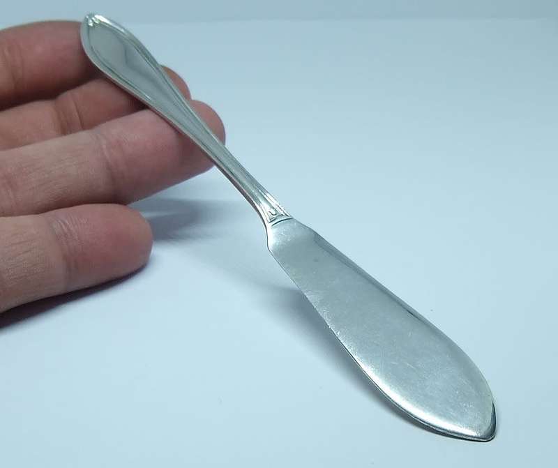 TOP CLASS !! A 1956 HALLMARKED SOLID STERLING SILVER PATE KNIFE BY A.S.P.CO OF SHEFFIELD ENGLAND !!