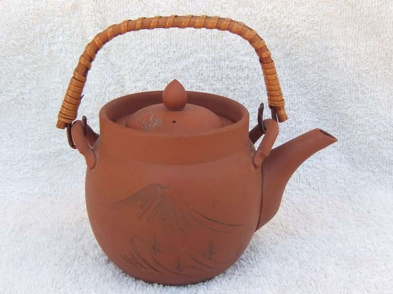 SWEET FIND !! A TRADITIONALLY DECORATED OLD SIGNED JAPANESE TEAPOT WITH SWIVEL HANDLE !! SEE PICS !!