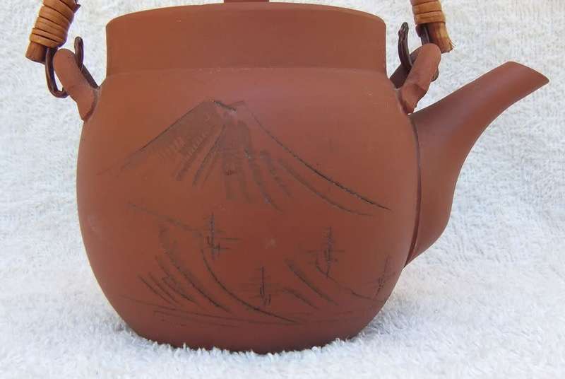 SWEET FIND !! A TRADITIONALLY DECORATED OLD SIGNED JAPANESE TEAPOT WITH SWIVEL HANDLE !! SEE PICS !!