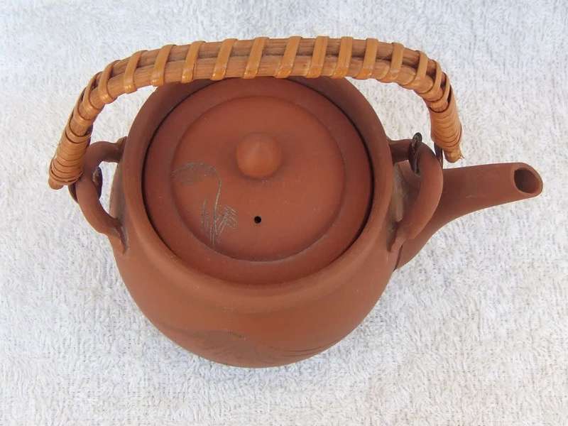 SWEET FIND !! A TRADITIONALLY DECORATED OLD SIGNED JAPANESE TEAPOT WITH SWIVEL HANDLE !! SEE PICS !!