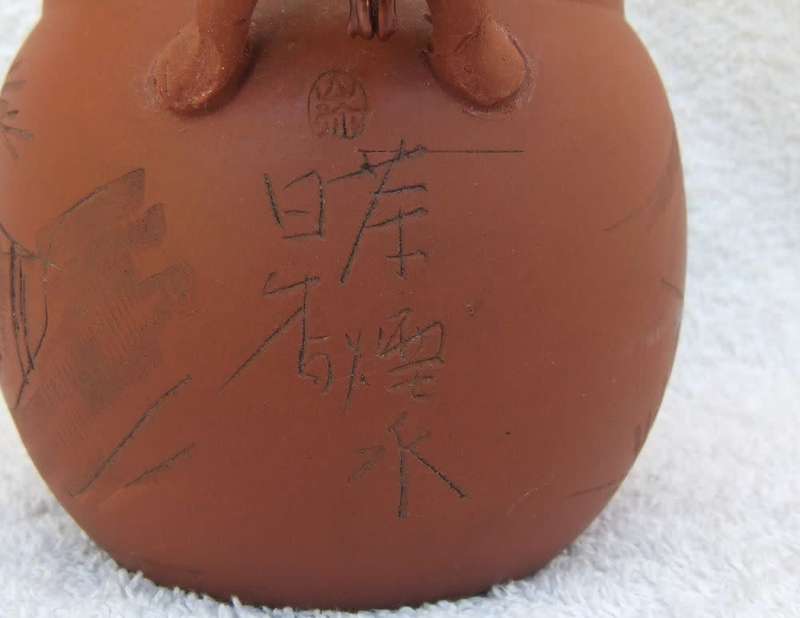 SWEET FIND !! A TRADITIONALLY DECORATED OLD SIGNED JAPANESE TEAPOT WITH SWIVEL HANDLE !! SEE PICS !!
