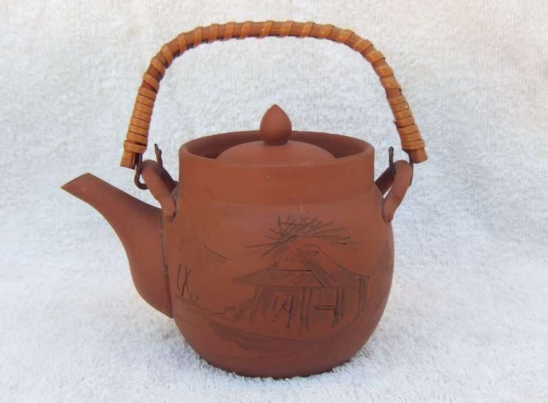 SWEET FIND !! A TRADITIONALLY DECORATED OLD SIGNED JAPANESE TEAPOT WITH SWIVEL HANDLE !! SEE PICS !!