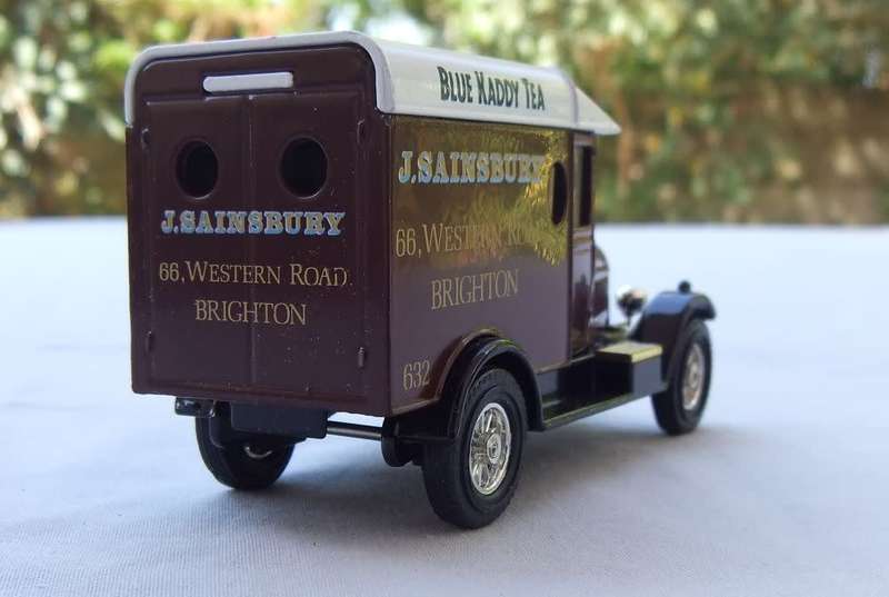 A VINTAGE DIE CAST METAL MODEL OF THE 1929 MORRIS COWLEY VAN BY MATCHBOX MODELS OF YESTERYEAR