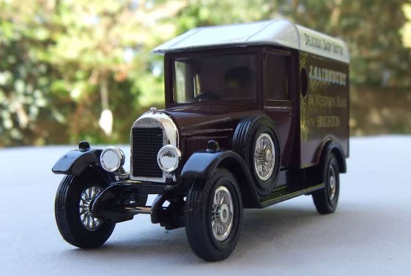 A VINTAGE DIE CAST METAL MODEL OF THE 1929 MORRIS COWLEY VAN BY MATCHBOX MODELS OF YESTERYEAR