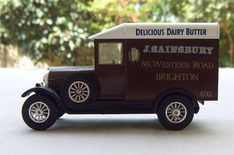 A VINTAGE DIE CAST METAL MODEL OF THE 1929 MORRIS COWLEY VAN BY MATCHBOX MODELS OF YESTERYEAR