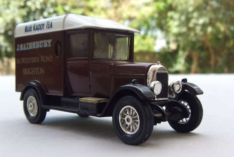 A VINTAGE DIE CAST METAL MODEL OF THE 1929 MORRIS COWLEY VAN BY MATCHBOX MODELS OF YESTERYEAR