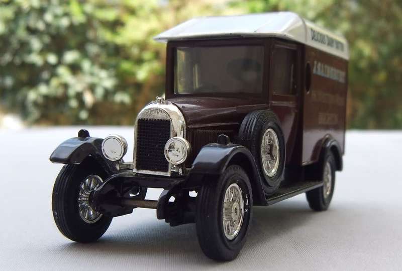 A VINTAGE DIE CAST METAL MODEL OF THE 1929 MORRIS COWLEY VAN BY MATCHBOX MODELS OF YESTERYEAR