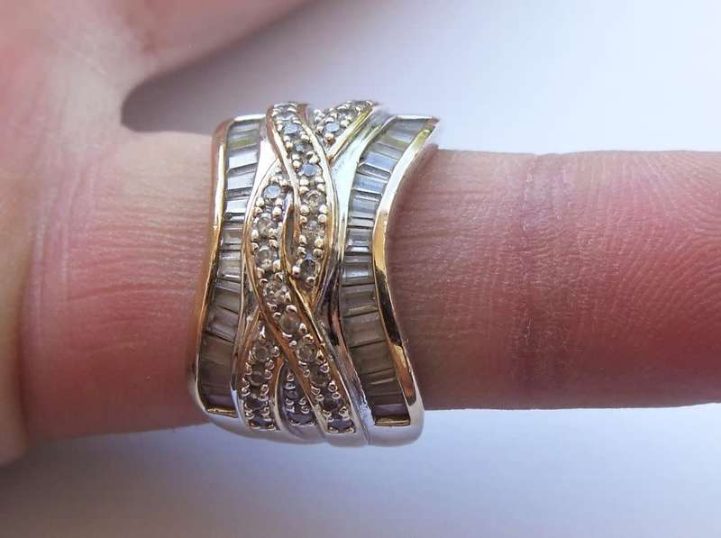 AN ABSOLUTELY GORGEOUS SOLID STERLING SILVER DESIGNER RING WITH GOLDEN ACCENTS !! BAGUETTE CUT !!