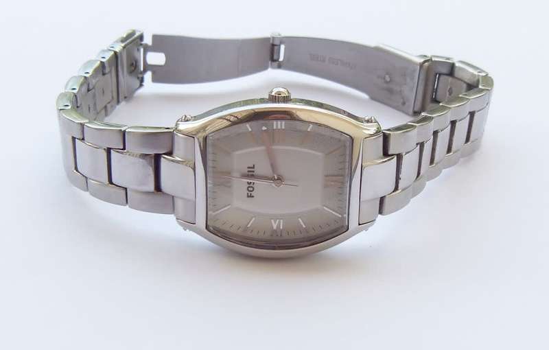 AN AWESOME QUALITY GENUINE FOSSIL LADIES WATCH IN EXCELLENT WORKING CONDITION !! NEW BATTERY !!