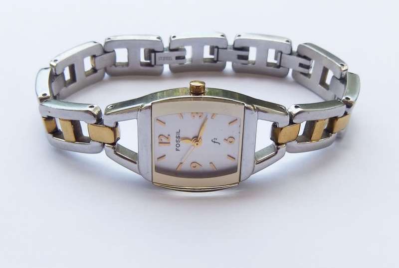 WOW !! A CLASSY GENUINE FOSSIL LADIES WATCH IN EXCELLENT WORKING CONDITION !! BRAND NEW BATTERY !!