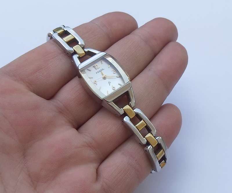 WOW !! A CLASSY GENUINE FOSSIL LADIES WATCH IN EXCELLENT WORKING CONDITION !! BRAND NEW BATTERY !!